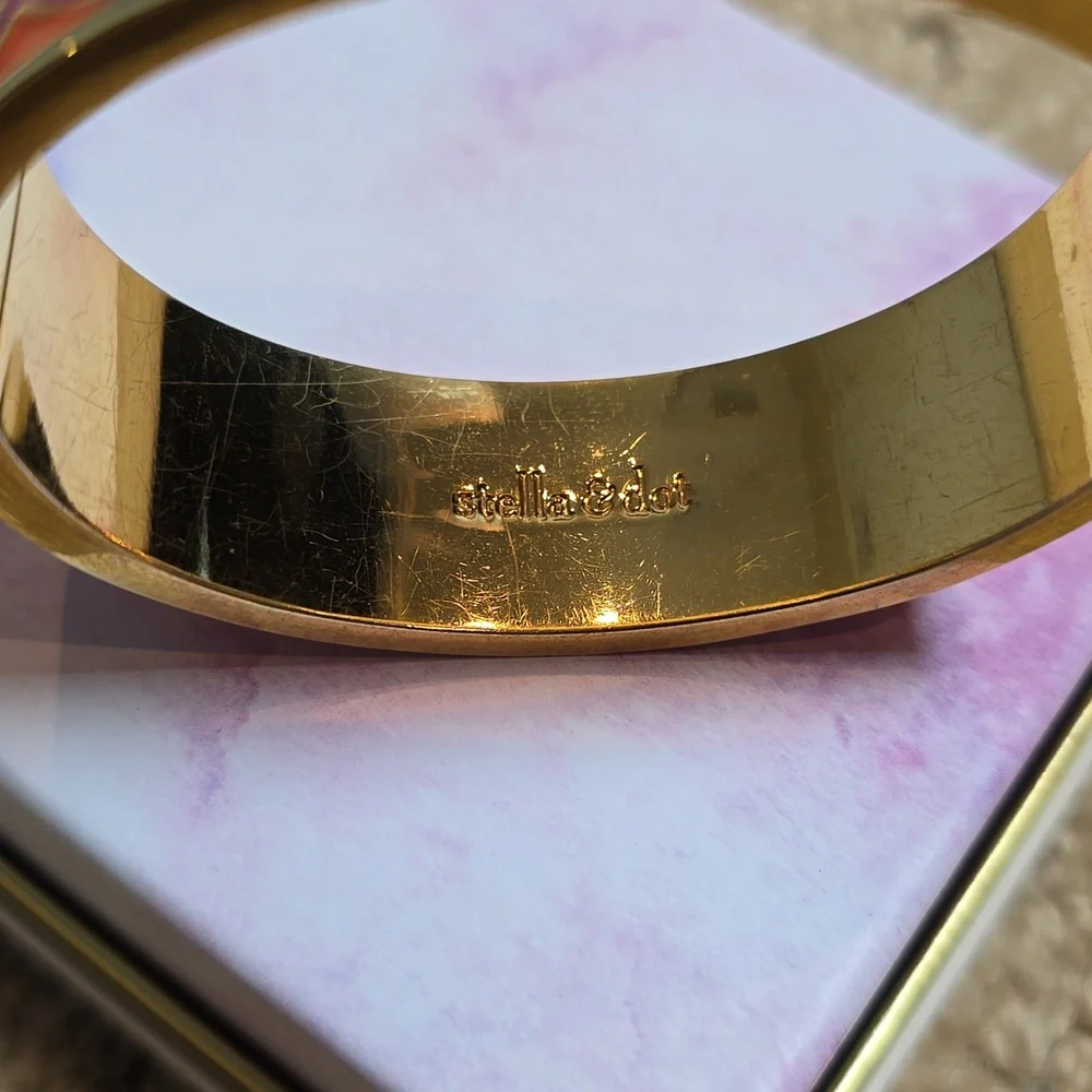 Stella & Dot Eleanor Enamel Hinged Bangle Bracelet with Magnetic Clasp Gold Tone - Picture 2 of 7